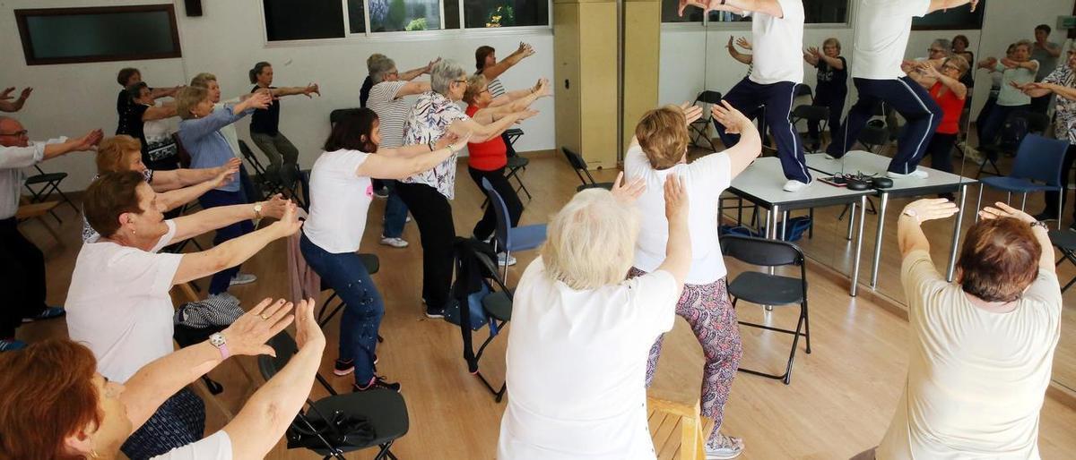 Una clase de taichí para enfermos y familiares de párkinson, en Vigo.