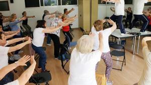 Una clase de taichí para enfermos y familiares de párkinson, en Vigo.