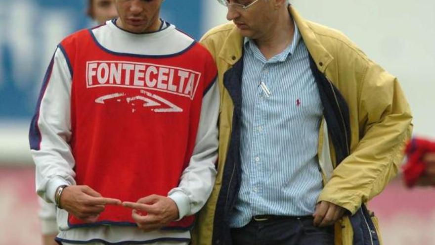 Juanjo Crespo conversa con Oubiña durante su etapa en el primer equipo del Celta. // FDV