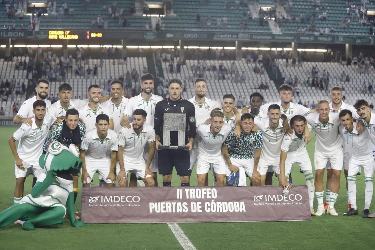 Carlos Marín sostiene el Trofeo Puertas de Córdoba tras superar al Rayo Vallecano en la pasada edición.