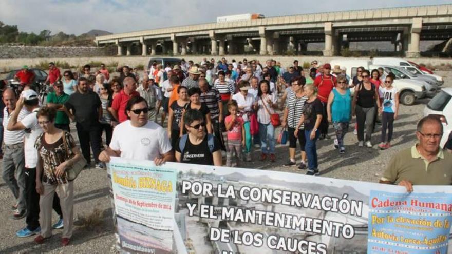 Afectados por las riadas luchan para que sus casas no vuelvan a inundarse