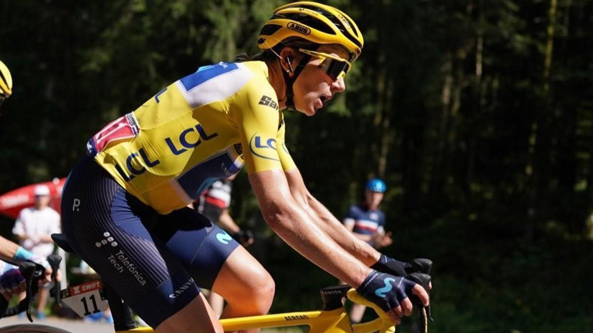 Annemiek van Vleuten, con el jersey amarillo