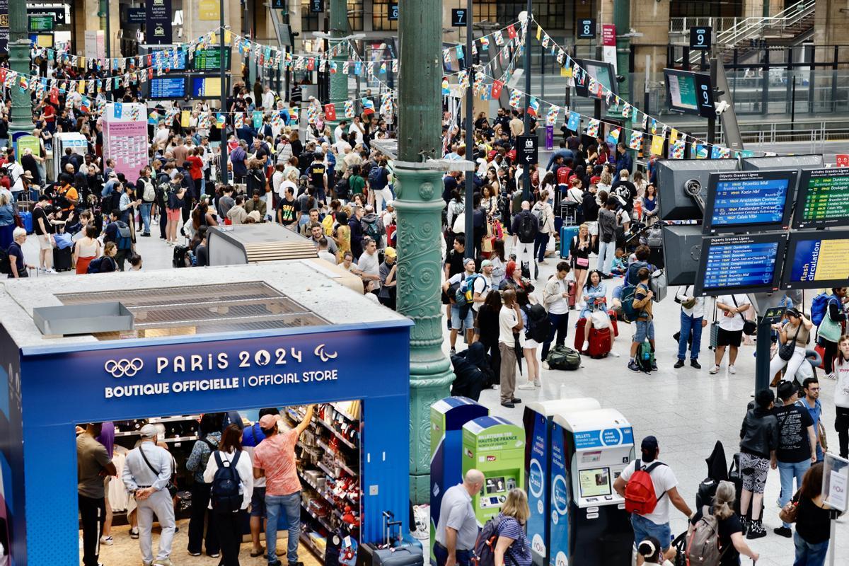 Paris (France), 26/07/2024.- Stranded passengers wait inside Gare du Nord station in Paris, France, 26 July 2024. Frances high speed rail network TGV was severely disrupted on 26 July following a massive attack, according to train operator SNCF, just hours before the opening ceremony of the Paris 2024 Olympic games. French Transport Minister Patrice Vergriete condemned these criminal actions saying that they would seriously disrupt traffic until this weekend. Around 800,000 passengers are expected to be affected over the weekend. (Francia) EFE/EPA/RITCHIE B. TONGO