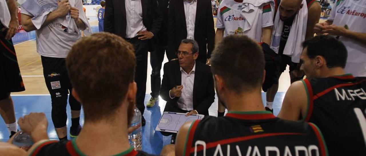 Xavi Sastre da instrucciones a sus jugadores durante el partido del pasado domingo en el Palau de Son Moix.