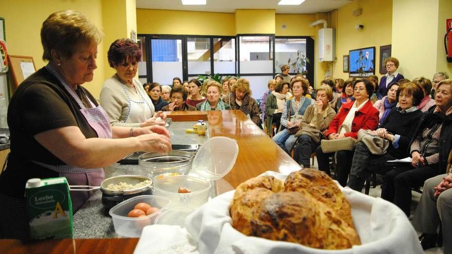 Las amas de casa de la Pola preparan el menú de Les Comadres