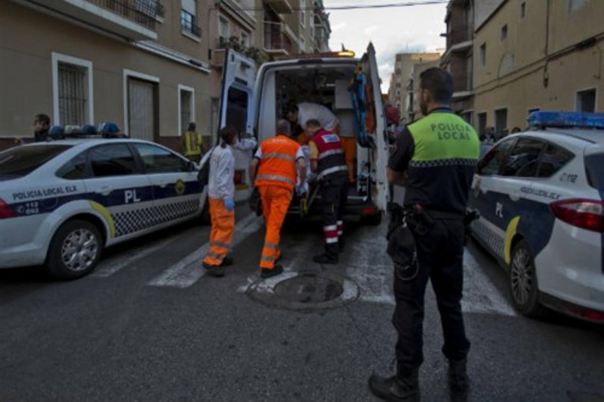 Una mujer sufre graves quemaduras en el incendio de su casa en Elche