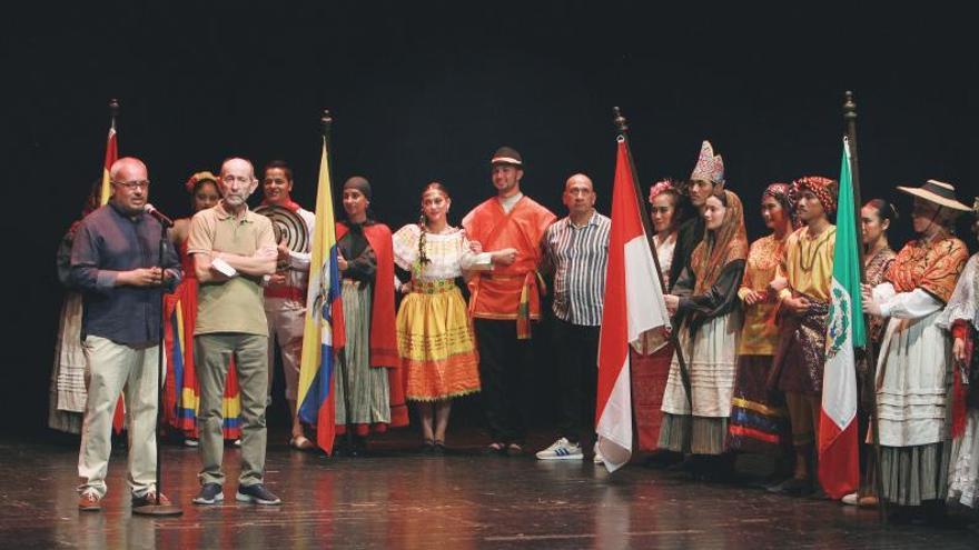 Representantes de los grupos participantes en el escenario del Teatro Principal, ayer.   | // IÑAKI OSORIO