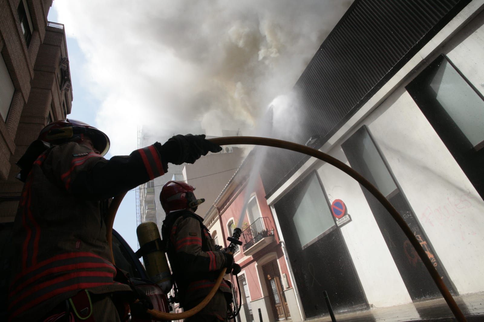 Las imágenes del duro servicio en el incendio de una antigua discoteca de Castelló