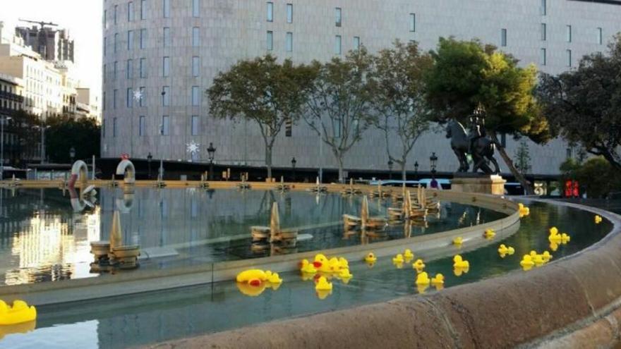 La font de la plaça de Catalunya de Barcelona, plena d&#039;aneguets.