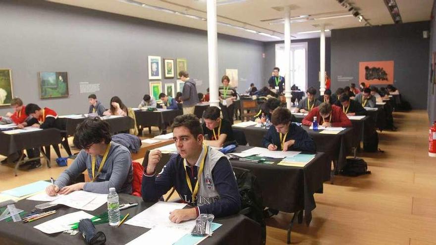 Las pruebas de la Olimpiada Matemática Española se celebran en el centro cultural Marcos Valcárcel de Ourense. // Iñaki Osorio