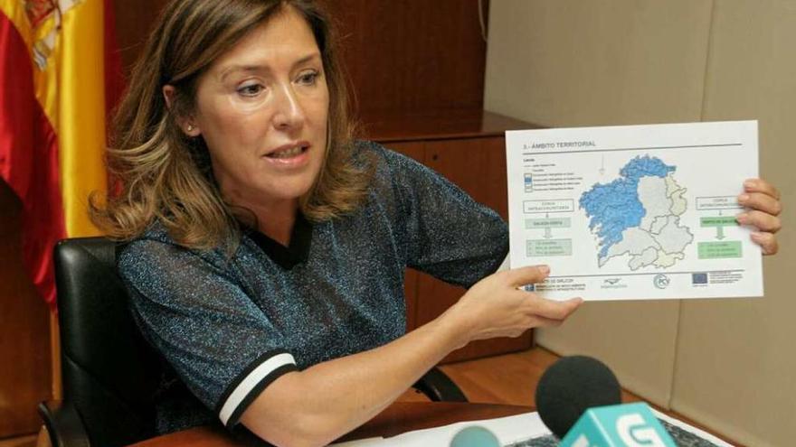 La conselleira de Medio Ambiente muestra el mapa de actuaciones dentro del plan de vertidos de Galicia-Costa.
