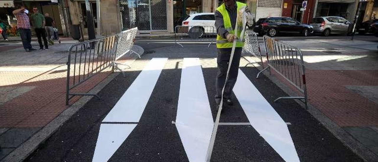 Un operario renueva la señalización en el vial. // Iñaki Abella