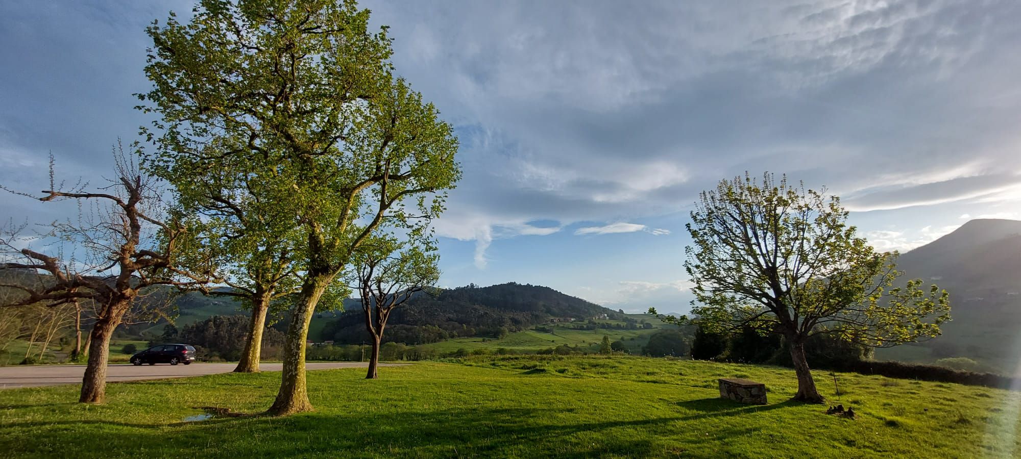 Arlós, un mar de verde en la zona rural de Llanera: así es la parroquia de espectacular paisaje y guardesa de un templo románico