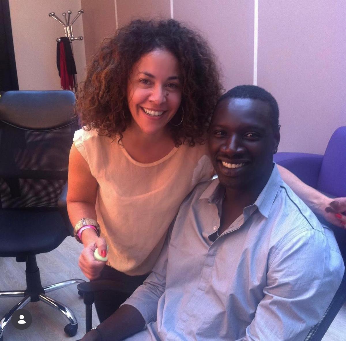 Omar Sy, actor de la sèrie de Netflix Lupin, amb la maquilladora