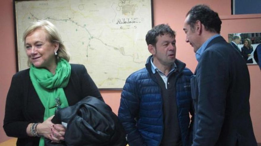 Mercedes Fernández, ayer en Moreda, junto a Juan Antonio del Peño y Fernando Goñi.