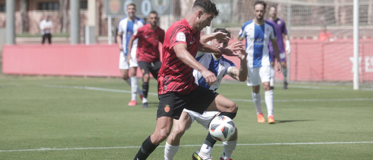 Jaume Tovar recibe la presión de un jugador del Hércules, hoy en Son Bibiloni