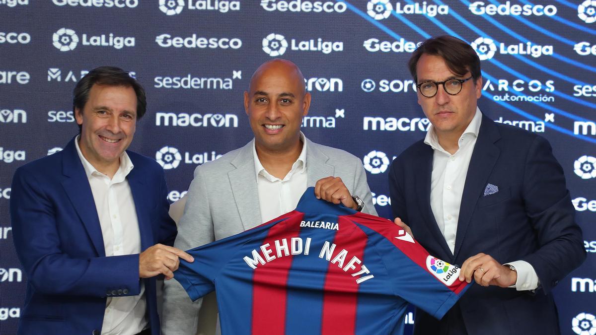 Mehdi Nafti, Quico Catalán y Felipe Miñambres, en la presentación del nuevo técnico. Hoy empieza su nueva andadura con el Levante.