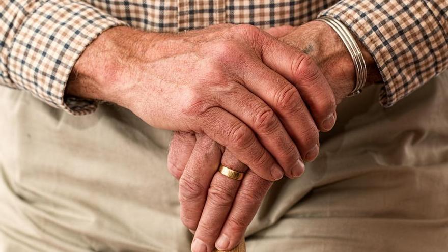 Detenido un hombre por agredir y rociar con lejía a un octogenario para robarle