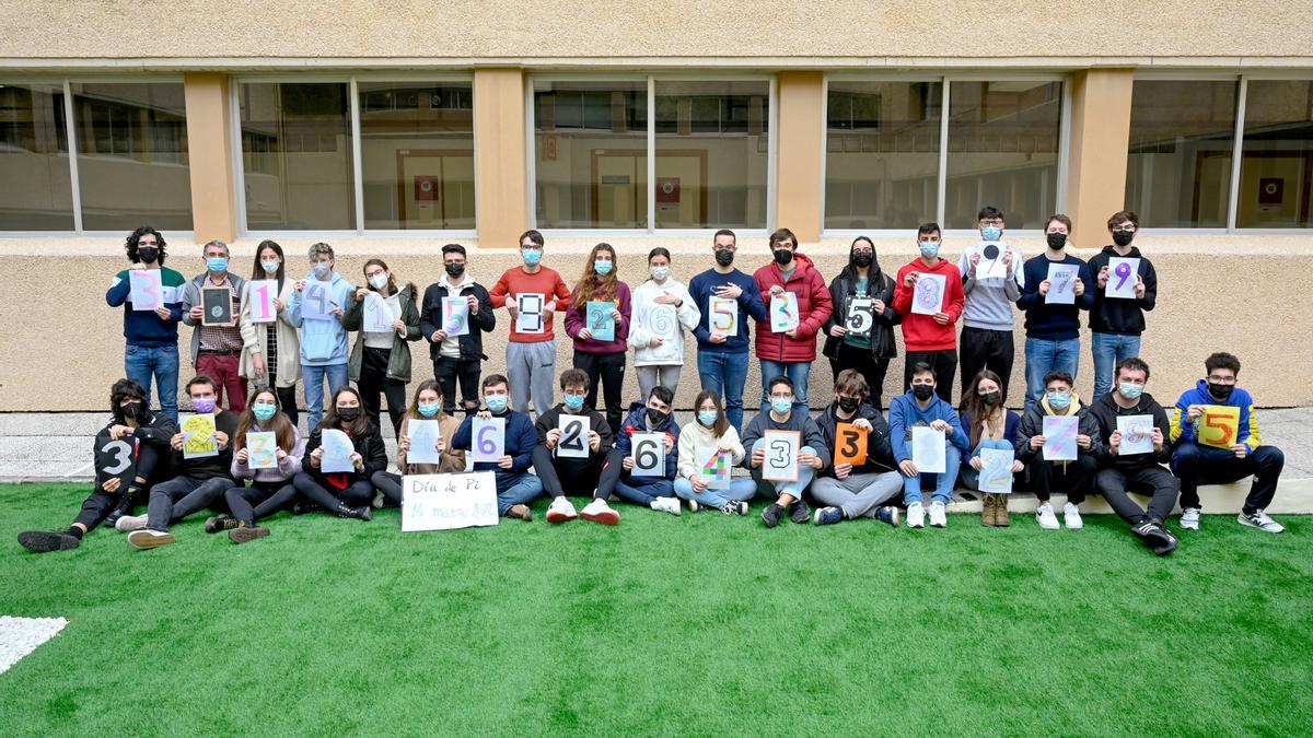 Los alumnos de Física de la UMU celebran el Día de Pi con un “numeroso” posado