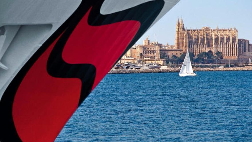 Ein Aida-Schiff vor der Kathedrale von Palma de Mallorca.