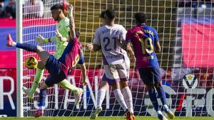 El delantero del Barcelona Robert Lewandowski remata para marcar gol contra el Girona, durante el partido de la jornada 29 de LaLiga que FC Barcelona y Girona disputan este domingo en el estadio Lluis Companys de Barcelona. EFE/ Alejandro García. (Barcelona) (girona)