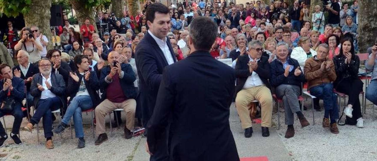 Alberto Varela y Gonzalo Caballero se dan la mano en el multitudinario mitin. // Noé Parga