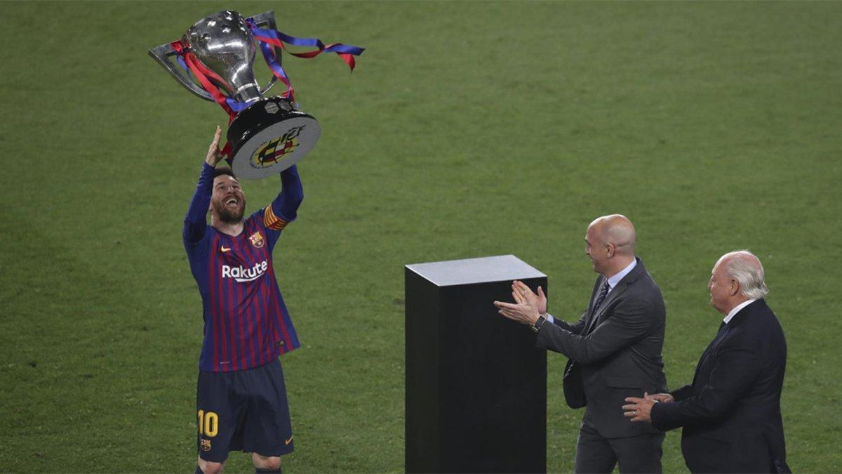 Leo Messi ofrece el título de campeón de la Liga 2018/19 a la afición del Camp Nou en presencia de Luis Rubiales (RFEF) y Joan Soteras (FCF)