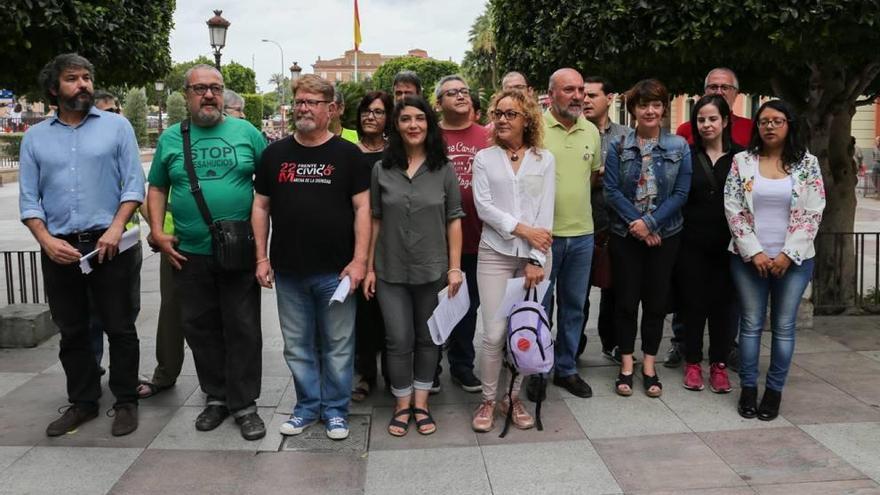 Representantes de los colectivos de las Marchas por la Dignidad, ayer en La Glorieta.