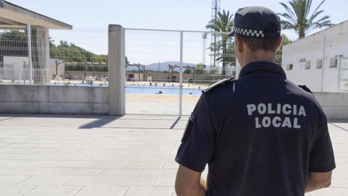 Un agente de la Policía Local de Castelló, el jueves, en las inmediaciones de la piscina.