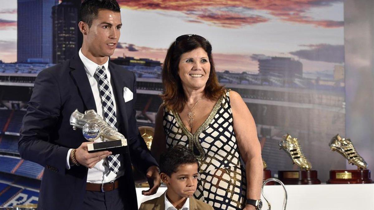 Cristiano Ronaldo junto a su madre y su hijo en una imagen de archivo