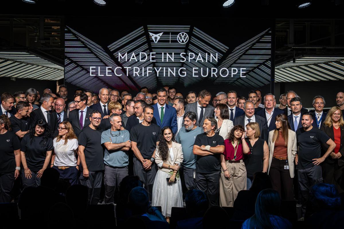 Visita institucional durante el inicio de la fabricación de nuevos vehículos eléctricos.