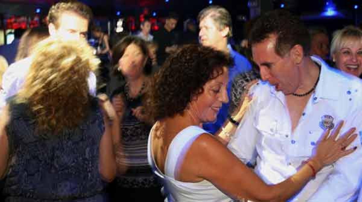 Una nit de festa amb dos grups de ’singles’.
