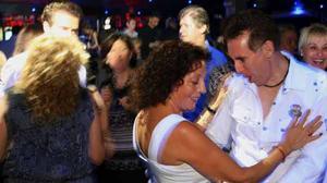 Una nit de festa amb dos grups de ’singles’.