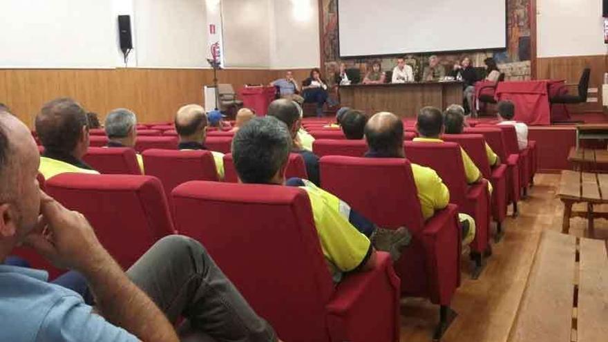 Un momento de la reunión del equipo de Gobierno con la plantilla de trabajadores municipales.