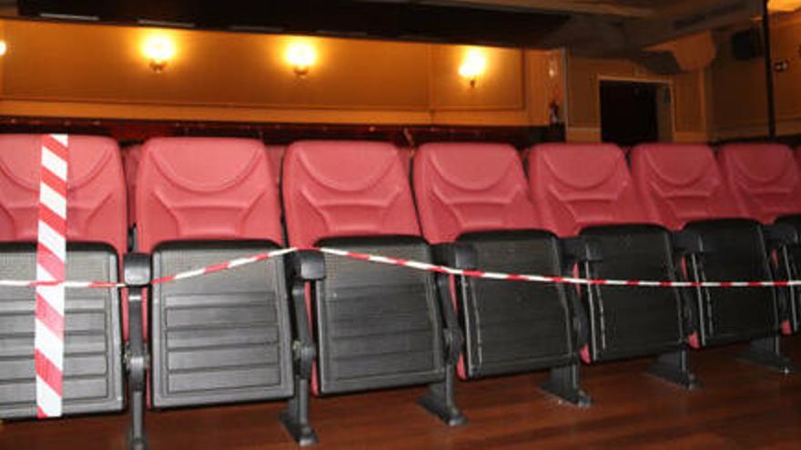 El pati de butaques del Cinema Montgrí amb la llotja de fons el 12 de febrer de 2021