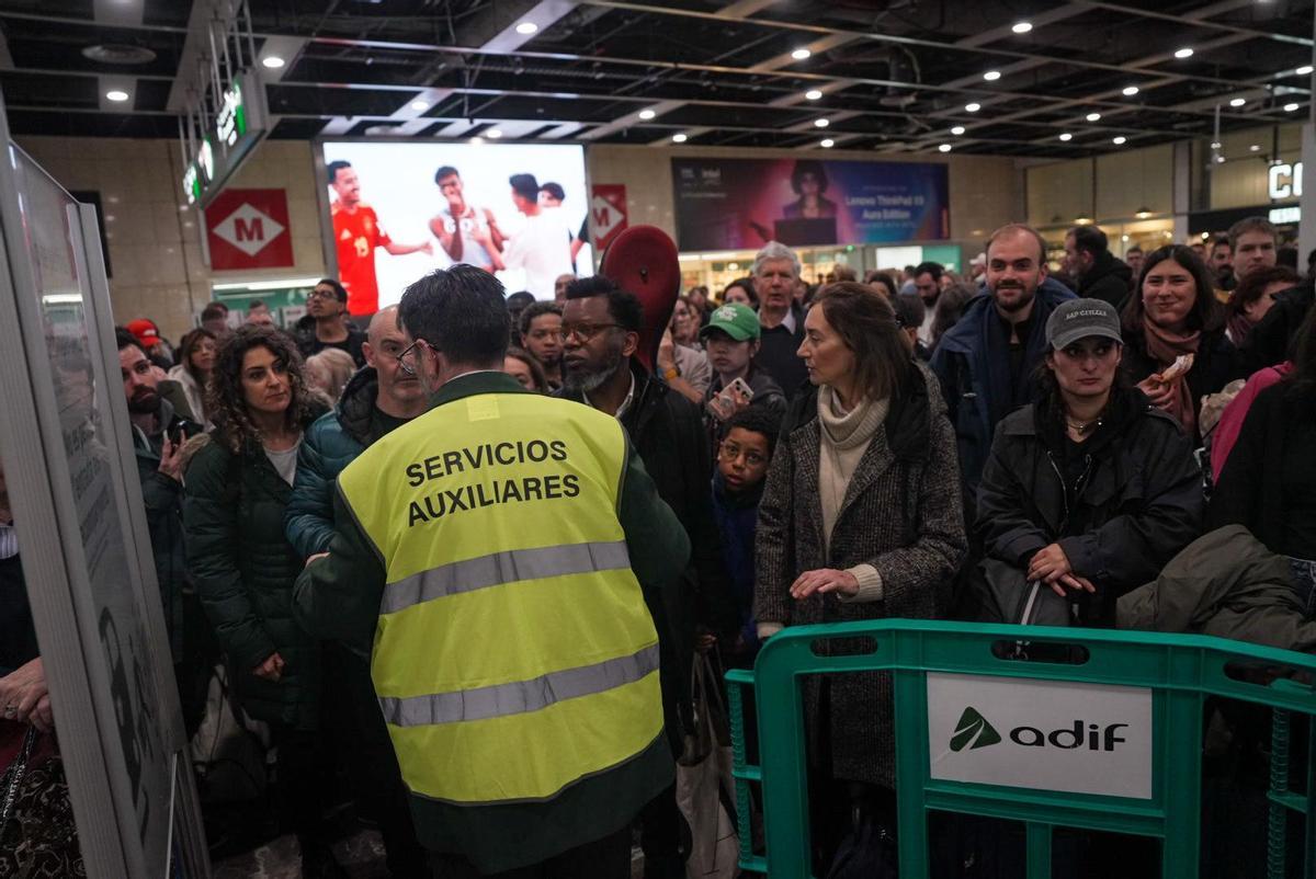 Caos y aglomeraciones en la estación de Sants