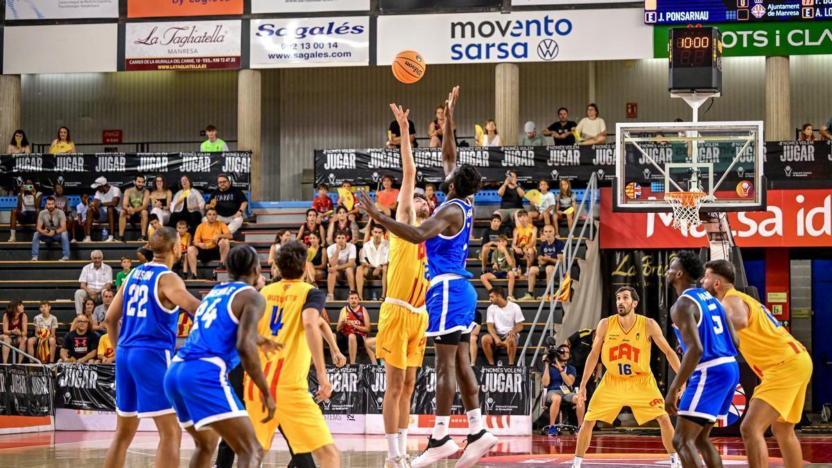 Olaseni, durante el salto inicial del amistoso entre Cataluña y Gran Bretaña.