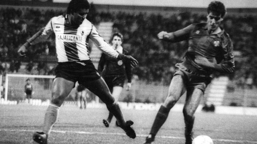 &quot;El Macho&quot; Figueroa en un partido con el Hércules frente al Barcelona Atlético en 1987 en el Rico Pérez