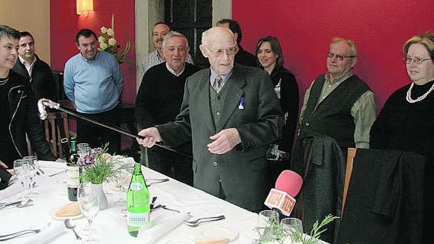 Gerardo García Menéndez, con un bastón, rodeado de otros presidentes de parroquias, ayer, en Pravia.