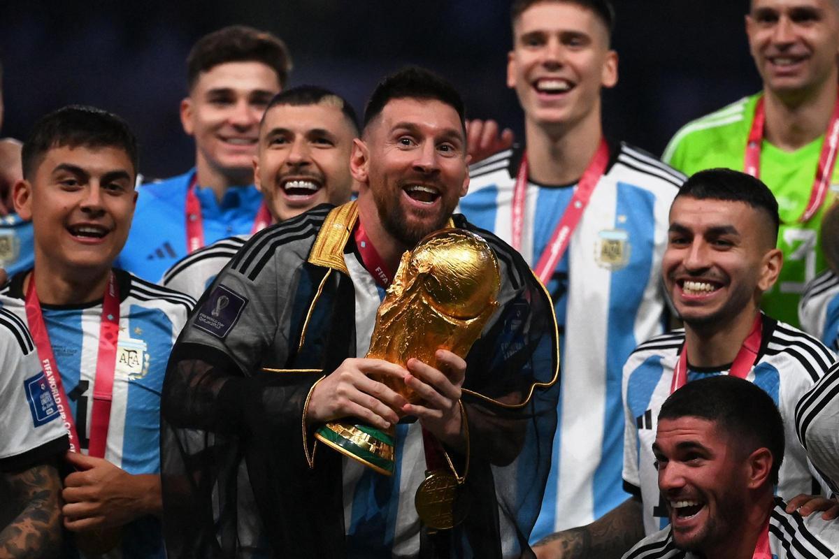 Messi levanta la Copa Mundial de la FIFA después de que Argentina ganara la final del Mundial de Qatar 2022 ante Francia en el estadio de Lusail, en Lusail. Messi levanta la Copa Mundial de la FIFA después de que Argentina ganara la final del Mundial de Qatar 2022 ante Francia en el estadio de Lusail, en Lusail.