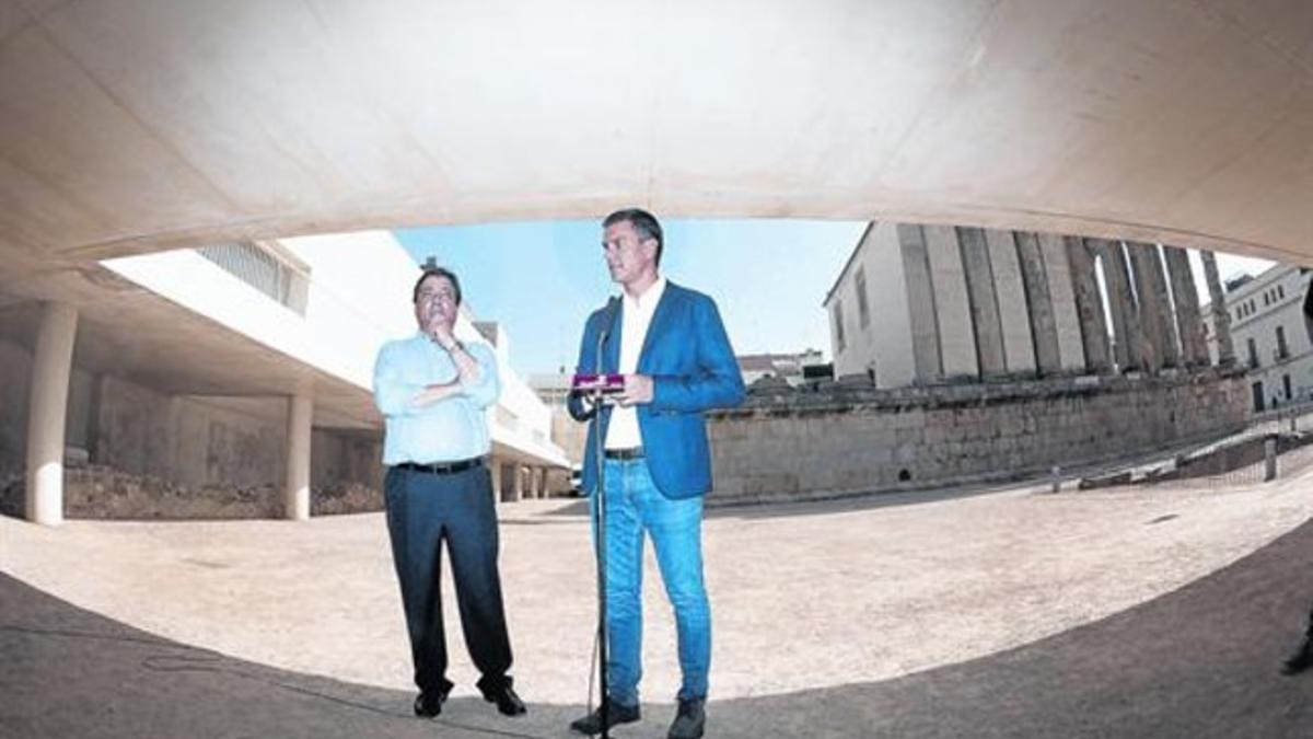 Pedro Sánchez, junto a Guillermo Fernández-Vara, ayer en Mérida.