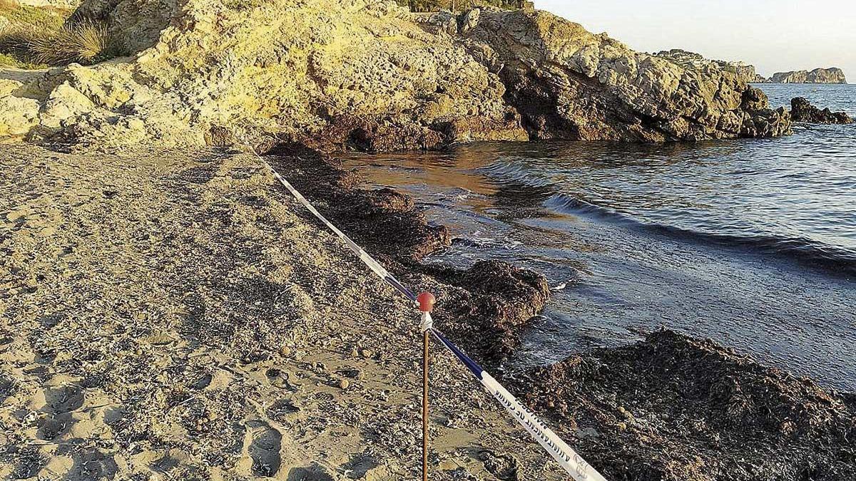 Un precinto impide el baño en la playa de Monte de Oro, en la urbanización Costa de la Calma.