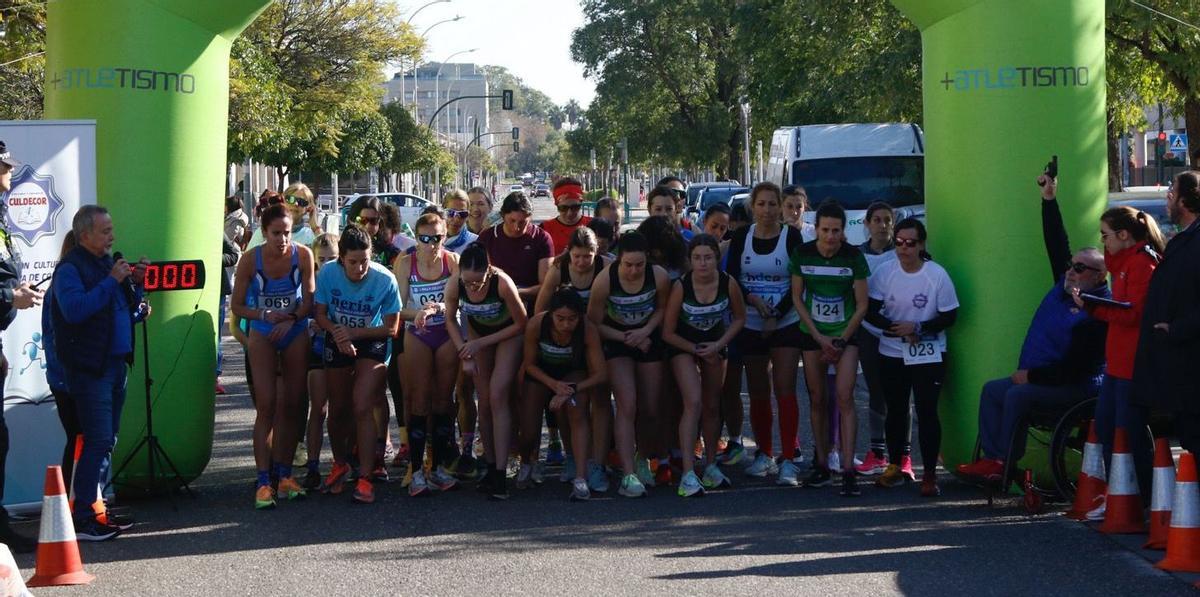 Salida de la carrera reina de la categoría femenina.