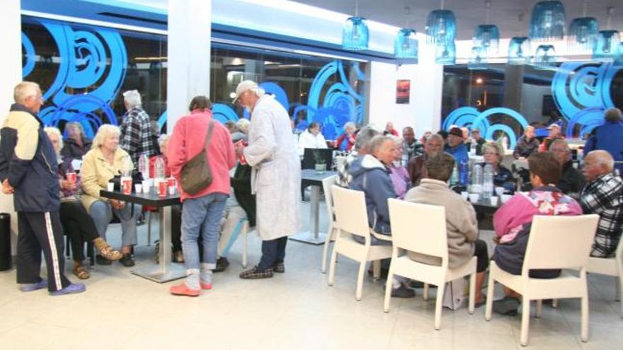 Los turistas desalojados del camping, esperando para volver a sus caravanas.