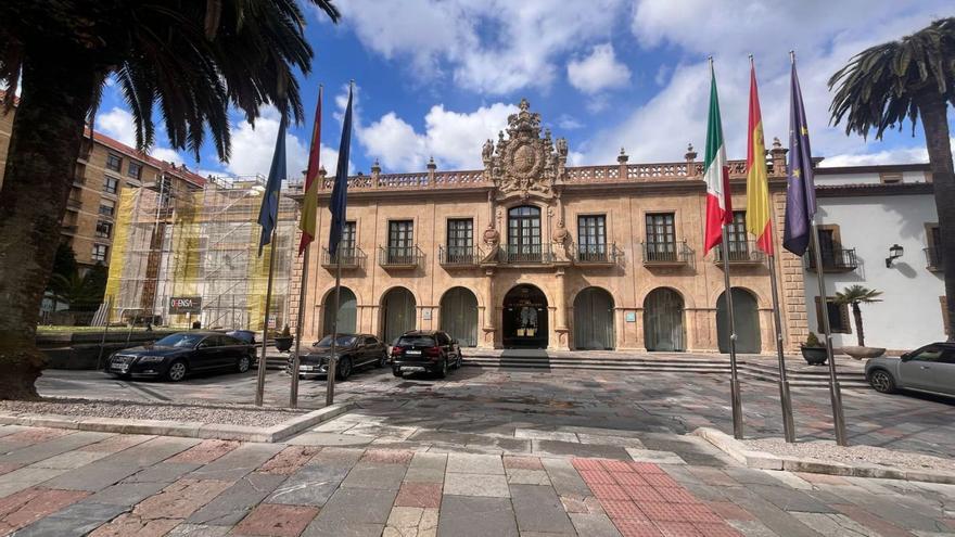 El hotel de la Reconquista, ayer, con la fachada que da a la calle Arquitecto Reguera andamiada. | R. A.