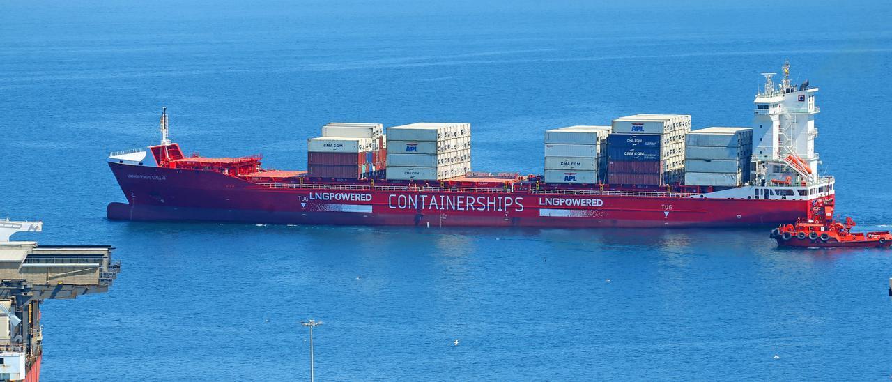 El &quot;Containership Stellar&quot;, a su salida del Puerto vigués.