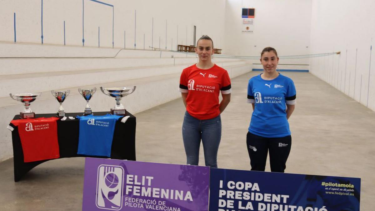 Irene Badia i Amparo Martí posen amb els trofeus. | FEDPIVAL