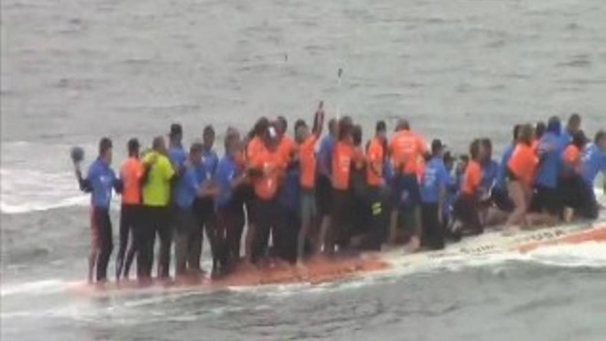 Sesenta y seis locos del surf cogiendo olas sobre una misma tabla