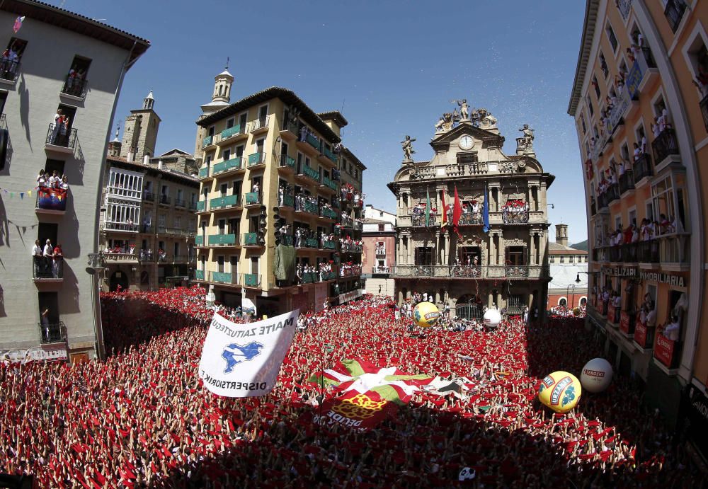 El chupinazo ha dado el pistoletazo de salida a las fiestas de San Fermín en Pamplona.