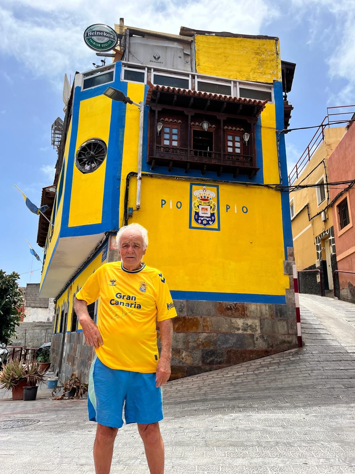 José Caballero, coleccionista y futbolero del barrio de San Juan